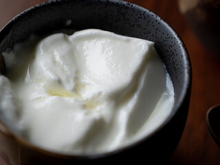 黒い器に入ったヨーグルト