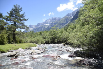 Pasisaje montañoso de un río en los Pirineos aragoneses