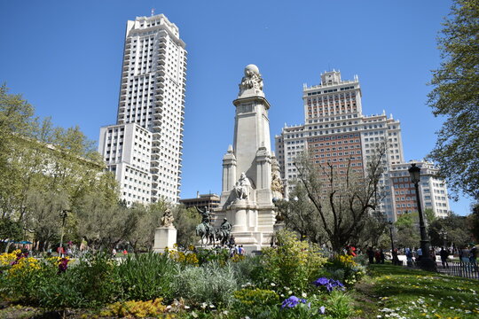 Edificios y esculturas en la Plaza de Espa&ntilde;a de Madrid