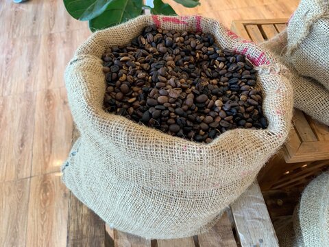 Roasted coffee beans in brown sacks © Gohan T