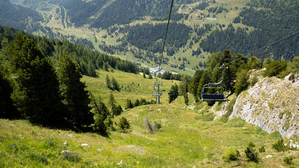 Fototapeta na wymiar Télésiège d'été dans les montagnes suisses
