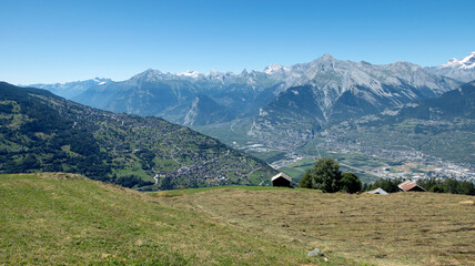 Fototapeta na wymiar Vue depuis les montagnes du valais en Suisse