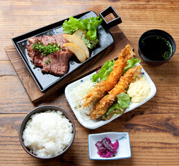 牛ステーキと海老フライの定食