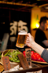 ビールジョッキを持つ男性