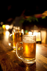 居酒屋のカウンターに置かれたビール