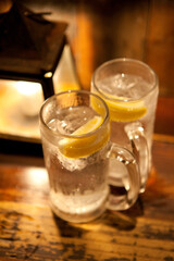 居酒屋のカウンターに置かれたレモンサワー