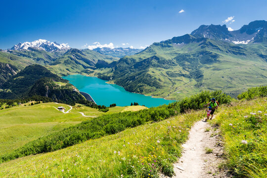 Magnifique panorama de montagne depuis un sentier en balcon, p&egrave;re et fille admirant le lac de Roselend et le Mont Blanc. Beaufortain, Savoie