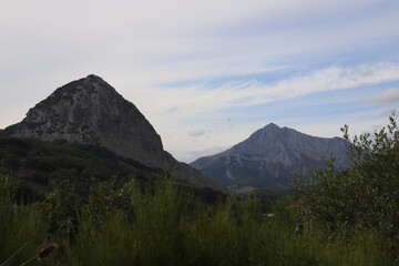 Fototapeta premium Castilla y León. León. Boñar. Pantano del Porma. “El río tiene una gran sabiduría y susurra sus secretos a los corazones de los hombres”. Mark Twain.