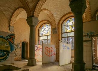 Foto op Plexiglas Oud Ziekenhuis Beelitz Verlaten gebouw van een oorlogshospitaal met bad en douche units