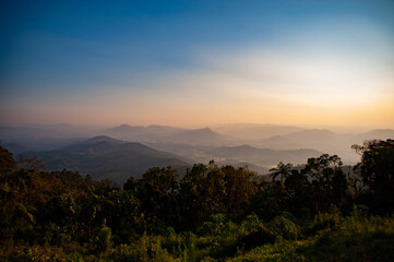 Obraz premium a sunset in the mountains