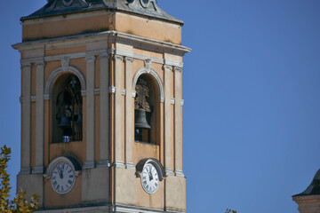 Detalle de campanario de iglesia neoclásica con cielo azul  