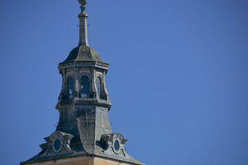 Fototapeta na wymiar Detalle de campanario de iglesia neoclásica con cielo azu