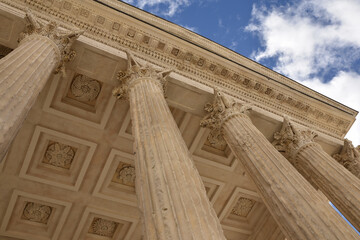 Portique de la Maison Carrée à Nîmes, France