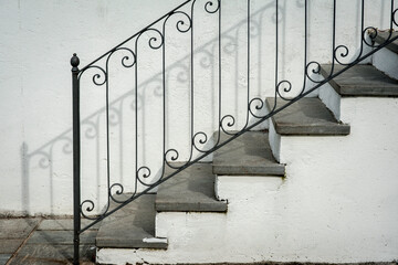 scala in sasso con ringhiera e ombra