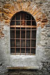 Fototapeta na wymiar finestra antica con inferriata