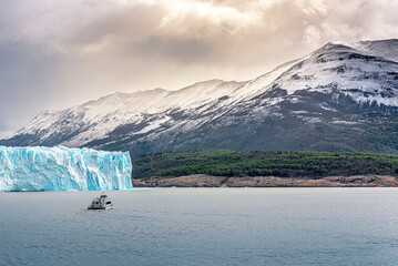 Barco navegando por el Lago Argentino rumbo al Glaciar Perito Moreno - obrazy, fototapety, plakaty