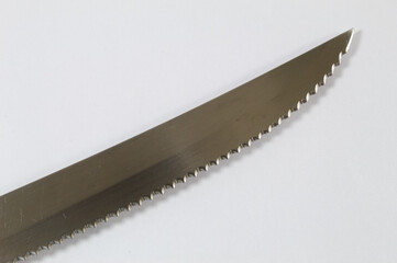 Faca de metal e madeira com fundo branco