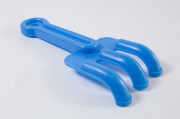 Rastel azul de plástico com fundo branco