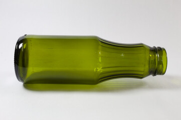 Garrafa de vidro verde com fundo branco