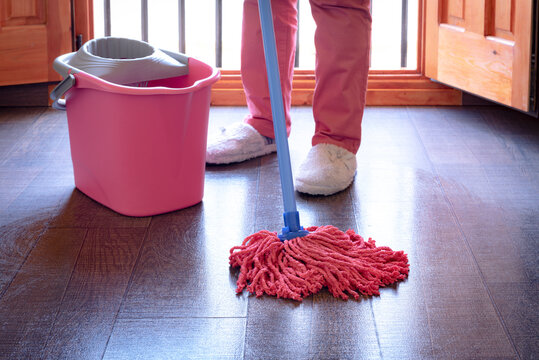 Mujer limpiando el suelo con una fregona
