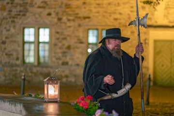 historischer Nachtwächter in der Nacht