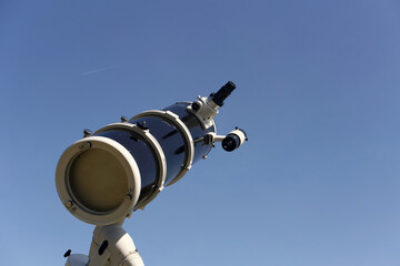 Newton's reflector telescope. Preparing for observation. Telescope Focuser with Eyepiece.