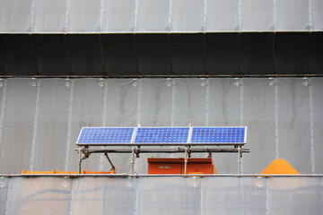 ビル建築工事現場のソーラーパネル
