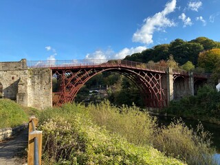 Fototapeta premium Ironbridge in Shropshire on a Sunny Autumn Day
