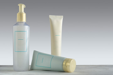 Productos de belleza para el cuidado facial.