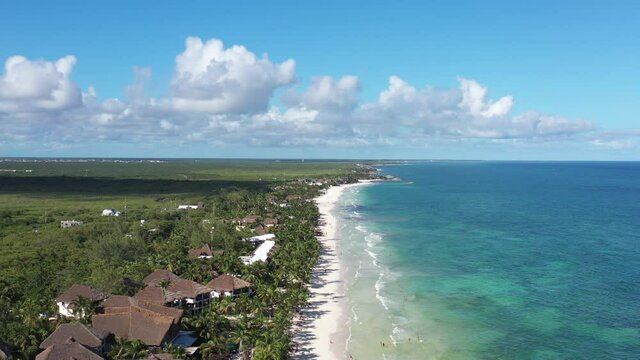 Espectacular vista a&eacute;rea panor&aacute;mica sobre Tulum Beach en Quintana Roo con un cielo azul y unas nubes como fondo.