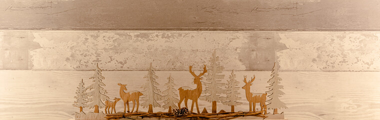 Décorations de Noël sur fond de bois et espace pour texte.