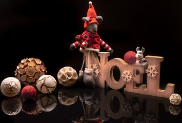 Décorations de Noël zéro déchet avec boules en papier recyclable pour arbre de Noël. Concept écologique de décorations.