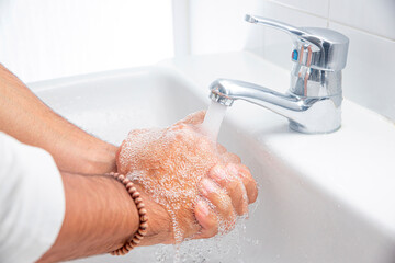 Una persona se lava las manos en el baño al llegar a casa - obrazy, fototapety, plakaty