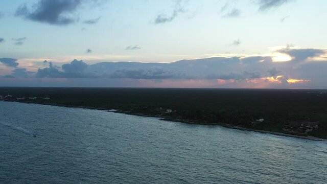 Vista a&eacute;rea panor&aacute;mica del atardecer en Tulum, M&eacute;xico.