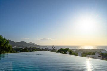 paysage avec piscine à débordement