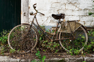 Fototapeta na wymiar abgestelltes Fahrrad