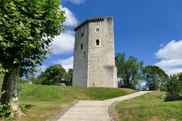 Fototapeta na wymiar La Tour Moncade, donjon de l’ancien château d’Orthez 