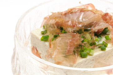 ガラスの器に入れた木綿豆腐と花かつおと小葱
