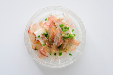 ガラスの器に入れた木綿豆腐と花かつおと小葱
