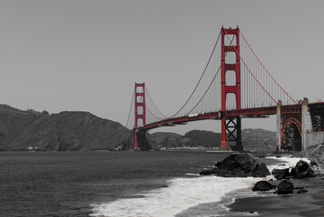 Farbe der Golden Gate Bridge isoliert vom Hintergrund. Bild vom Baker Beach in San Francisco