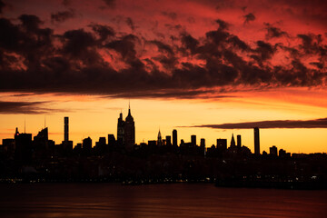 Fototapeta premium Dramatic sunrise over NYC skyline
