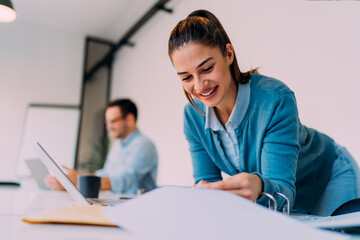 Obraz premium Businesswoman doing paperwork in the office