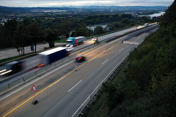 Baustelle auf der Autobahn A 48 bei Bendorf am Rhein mit Fahrbahnsperrung und einspuriger Verkehrsführung über die Gegenfahrbahn - Stockfoto