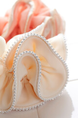 ビーズ付き布製品の髪留めシュシュ