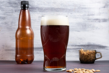 vaso de cerveza roja