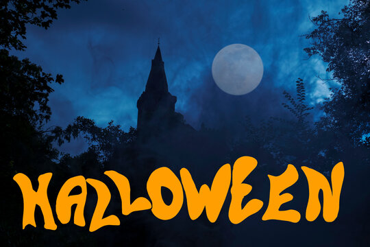 Gespenster Schlo&szlig; bei Vollmond mit dem Schriftzug Halloween