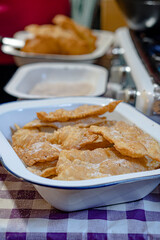 Fritos extremeños caseros con azúcar y aceite de girasol.