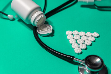 medyczne piramida z tabletek stetoskop dezynfekcja