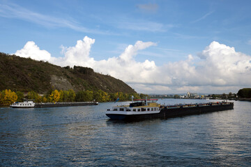 Binnenschiffe auf dem Rhein bei Andernach - Stockfoto