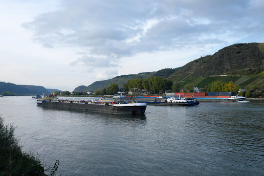 Binnenschiffe auf dem Rhein bei Leutesdorf im Mittelrheintal in Rheinland-Pfalz - Stockfoto